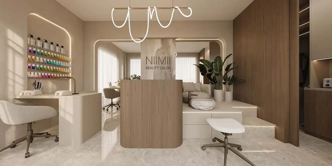 Recepcia a manikúrne pracovisko beauty salónu NIIMII s oblúkovou drevenou stenou